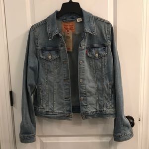 NWOT Levi’s jacket. Size Large. Pet and smoke free home.